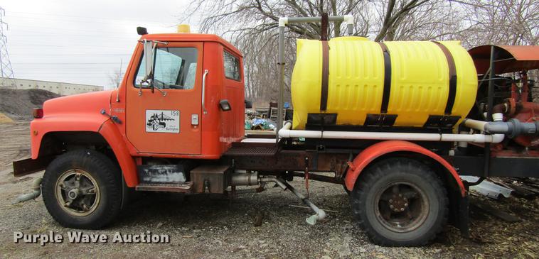 image for item DF3756 1981 International 1854 tank truck