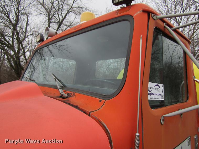 image for item DF3756 1981 International 1854 tank truck