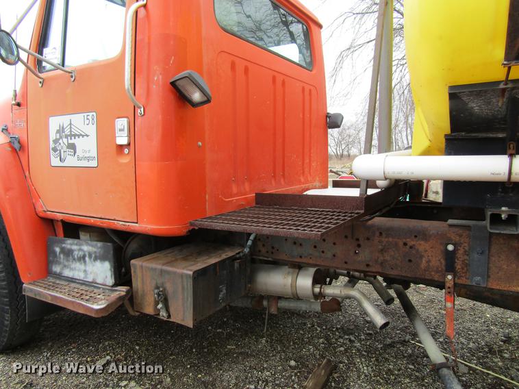 image for item DF3756 1981 International 1854 tank truck