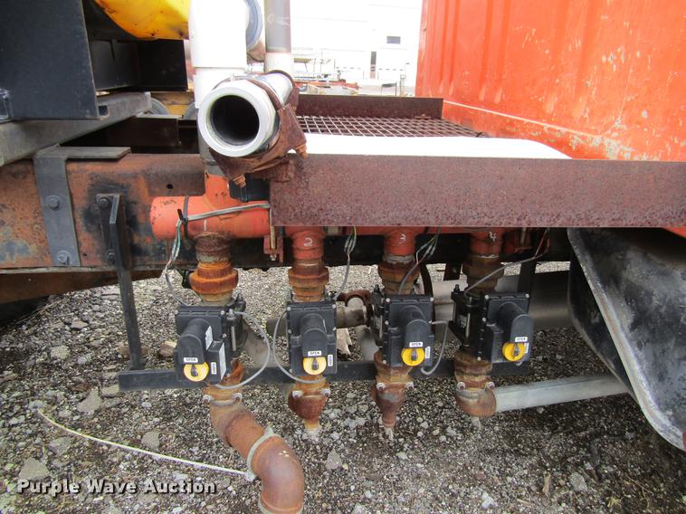 image for item DF3756 1981 International 1854 tank truck