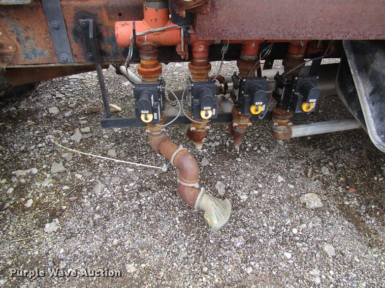 image for item DF3756 1981 International 1854 tank truck