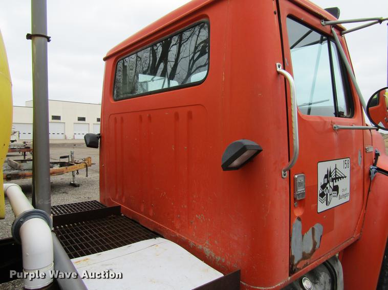 image for item DF3756 1981 International 1854 tank truck