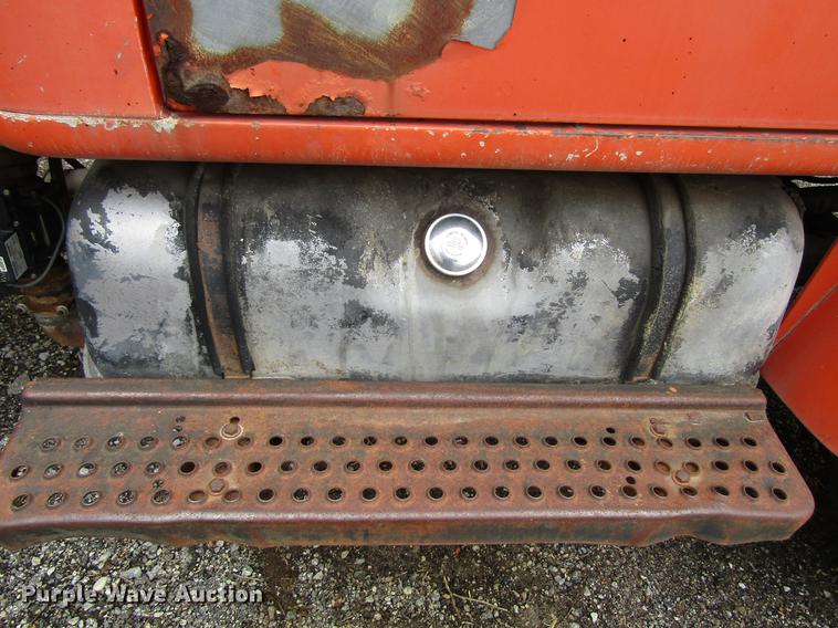 image for item DF3756 1981 International 1854 tank truck