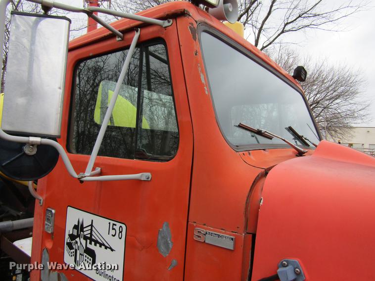 image for item DF3756 1981 International 1854 tank truck