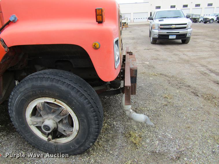 image for item DF3756 1981 International 1854 tank truck