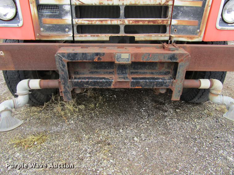 image for item DF3756 1981 International 1854 tank truck