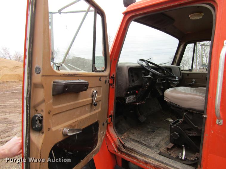 image for item DF3756 1981 International 1854 tank truck