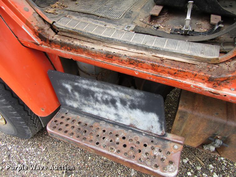 image for item DF3756 1981 International 1854 tank truck