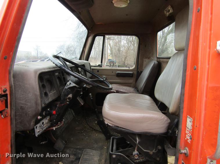 image for item DF3756 1981 International 1854 tank truck