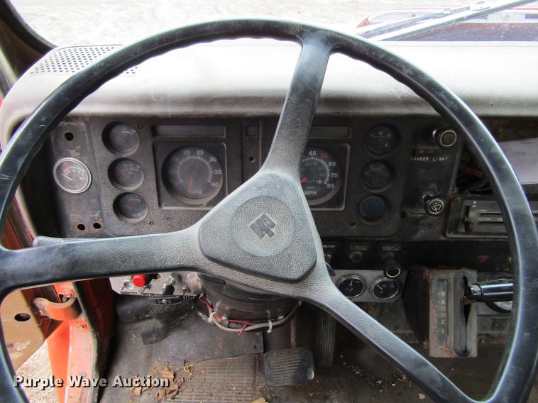 image for item DF3756 1981 International 1854 tank truck