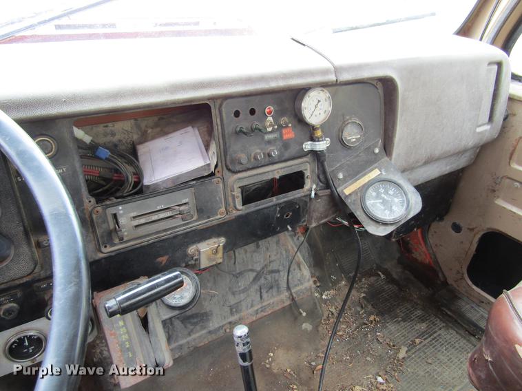 image for item DF3756 1981 International 1854 tank truck