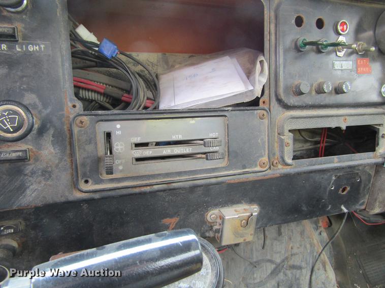 image for item DF3756 1981 International 1854 tank truck