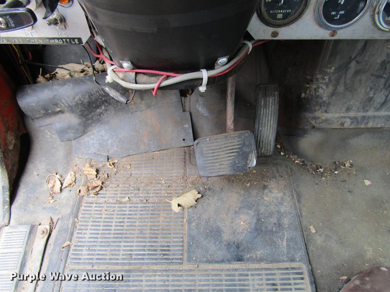 image for item DF3756 1981 International 1854 tank truck