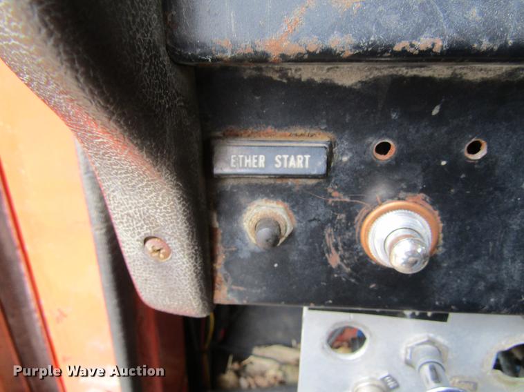 image for item DF3756 1981 International 1854 tank truck