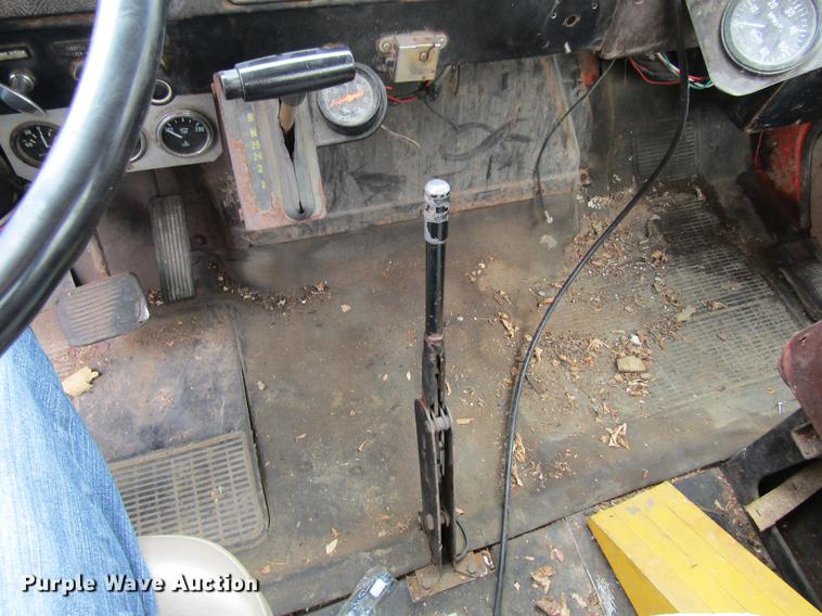 image for item DF3756 1981 International 1854 tank truck