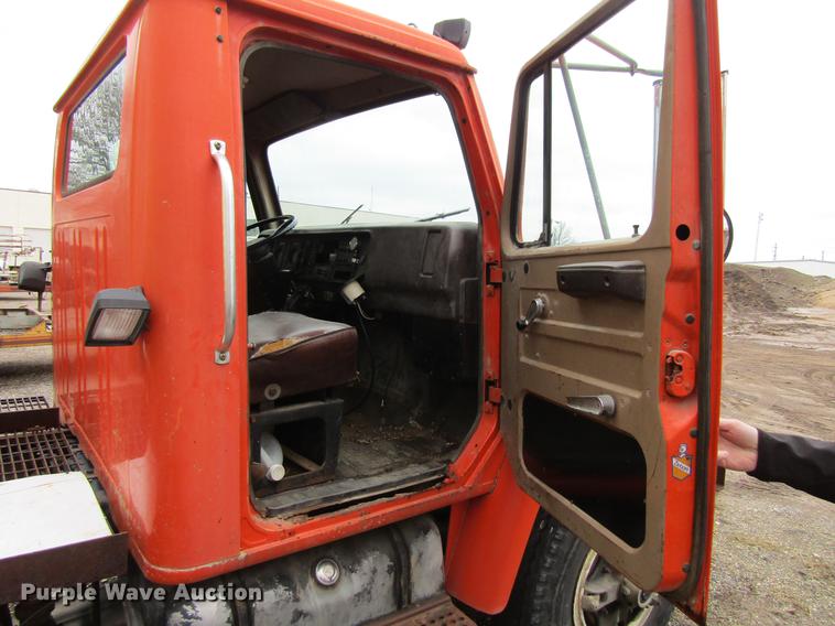 image for item DF3756 1981 International 1854 tank truck