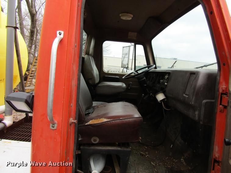 image for item DF3756 1981 International 1854 tank truck