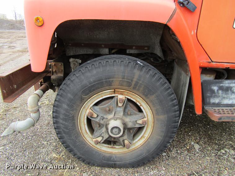 image for item DF3756 1981 International 1854 tank truck