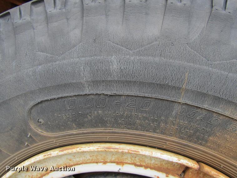 image for item DF3756 1981 International 1854 tank truck