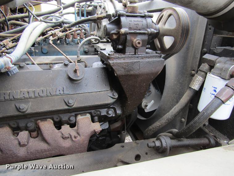 image for item DF3756 1981 International 1854 tank truck