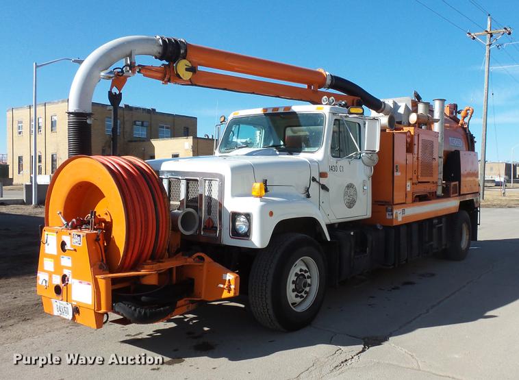 image for item DV9602 2001 International 2554 vacuum truck