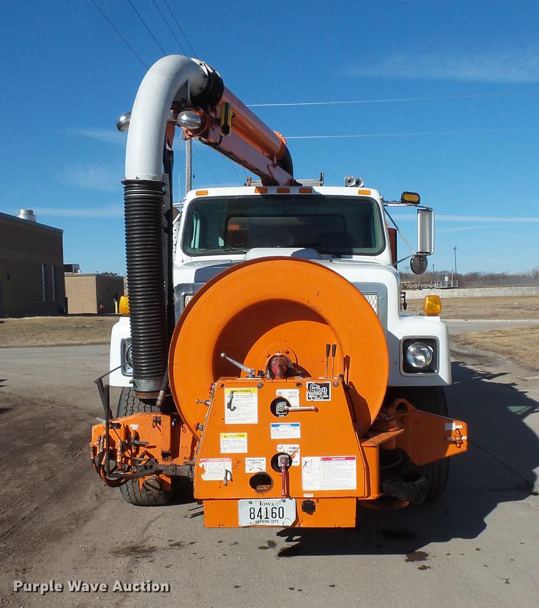 image for item DV9602 2001 International 2554 vacuum truck