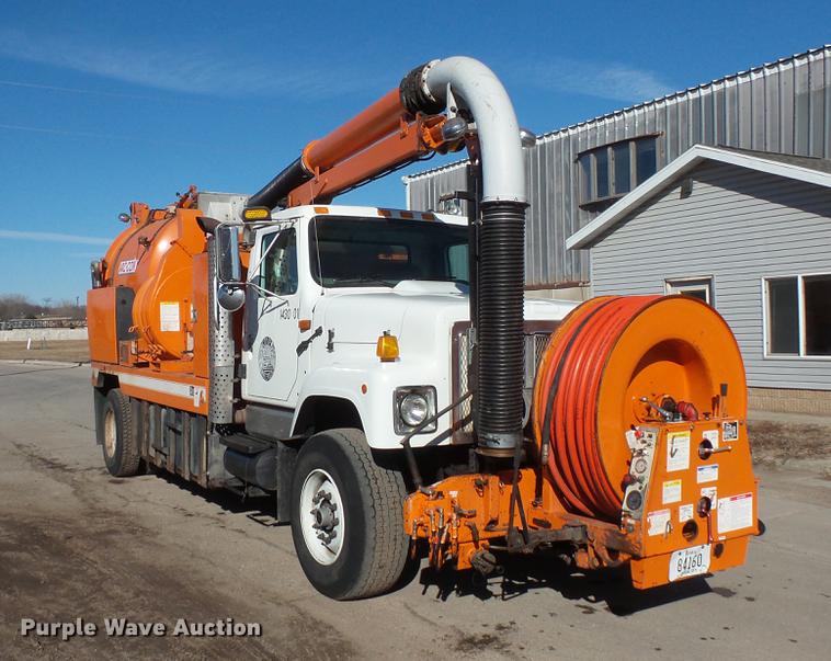 image for item DV9602 2001 International 2554 vacuum truck
