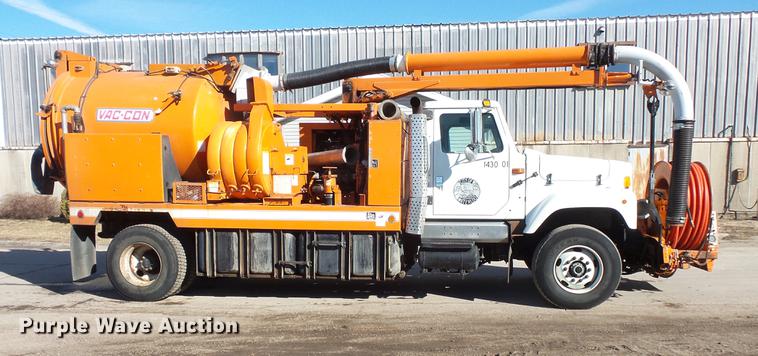 image for item DV9602 2001 International 2554 vacuum truck