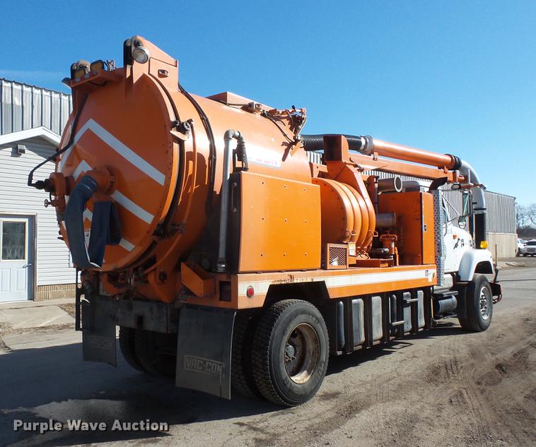 image for item DV9602 2001 International 2554 vacuum truck