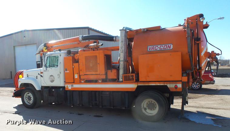 image for item DV9602 2001 International 2554 vacuum truck