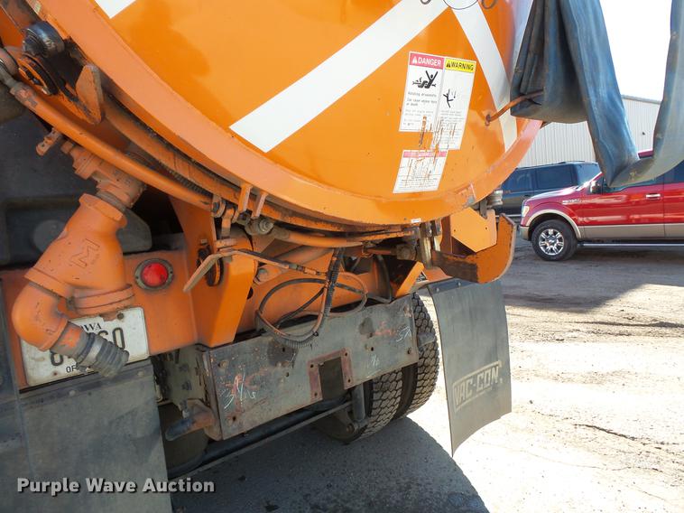 image for item DV9602 2001 International 2554 vacuum truck