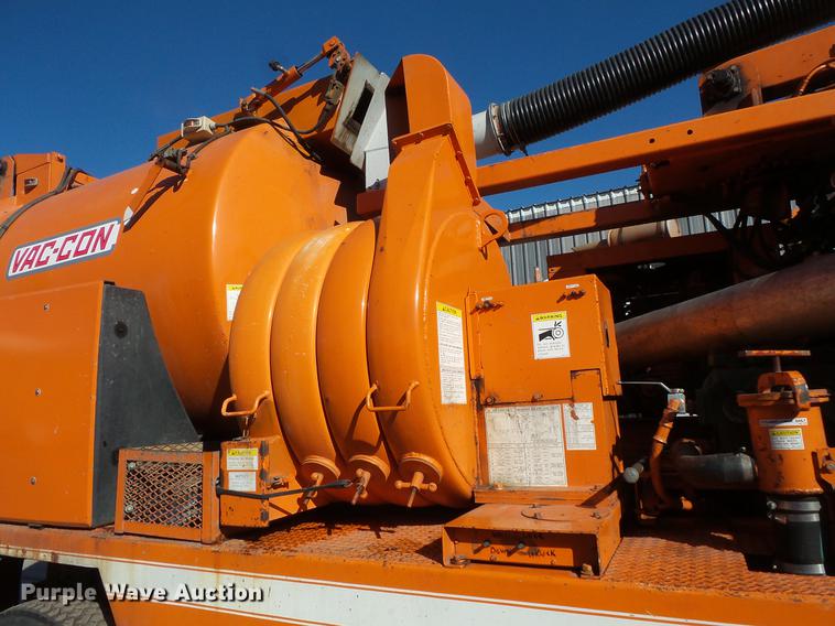 image for item DV9602 2001 International 2554 vacuum truck