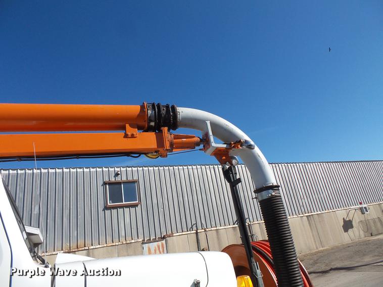 image for item DV9602 2001 International 2554 vacuum truck