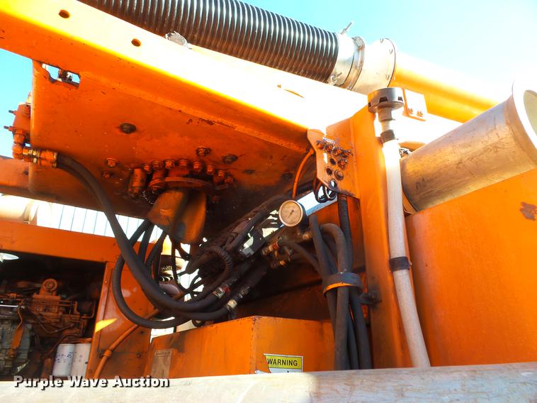 image for item DV9602 2001 International 2554 vacuum truck