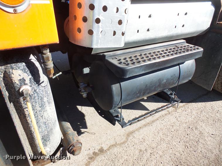 image for item DV9602 2001 International 2554 vacuum truck