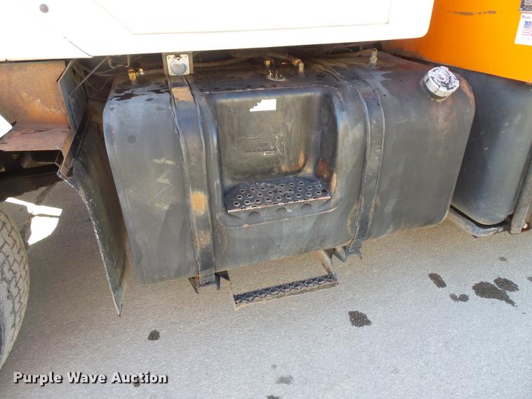 image for item DV9602 2001 International 2554 vacuum truck