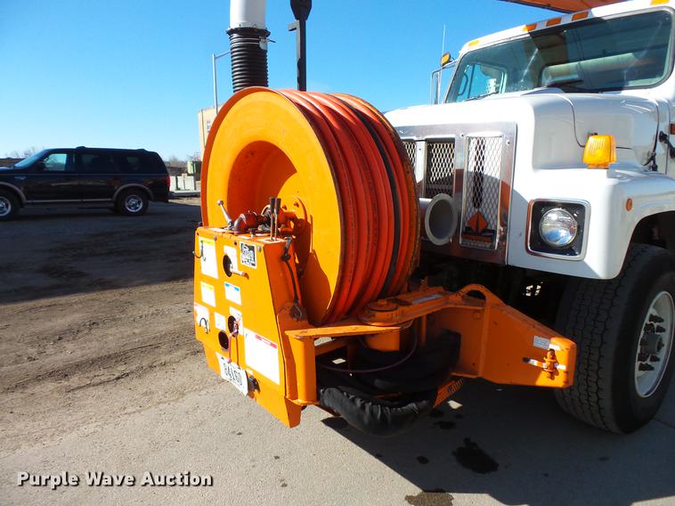 image for item DV9602 2001 International 2554 vacuum truck