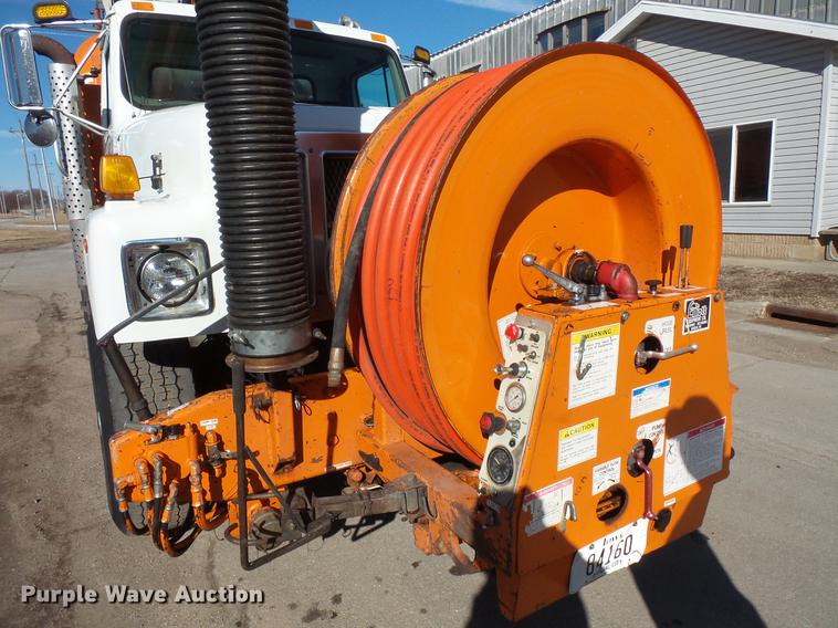 image for item DV9602 2001 International 2554 vacuum truck