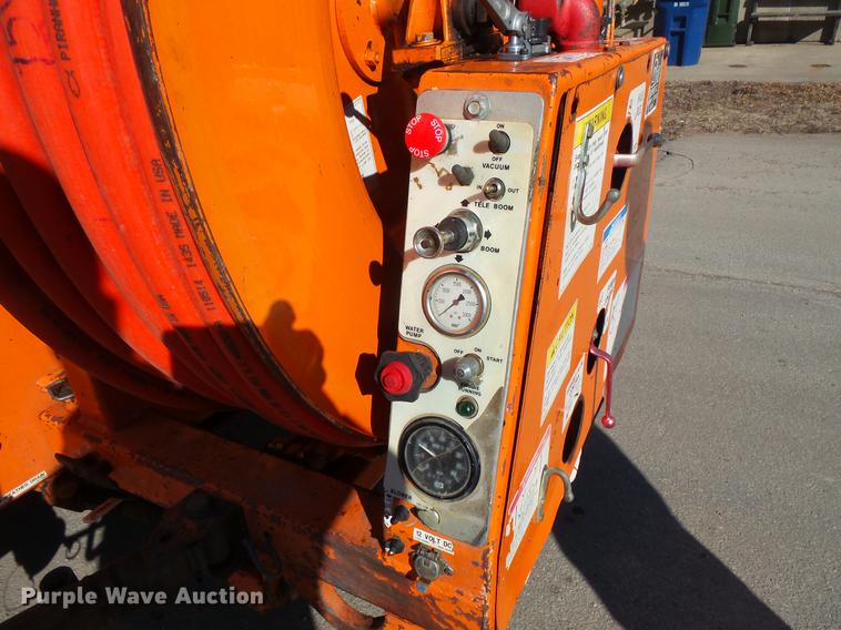 image for item DV9602 2001 International 2554 vacuum truck
