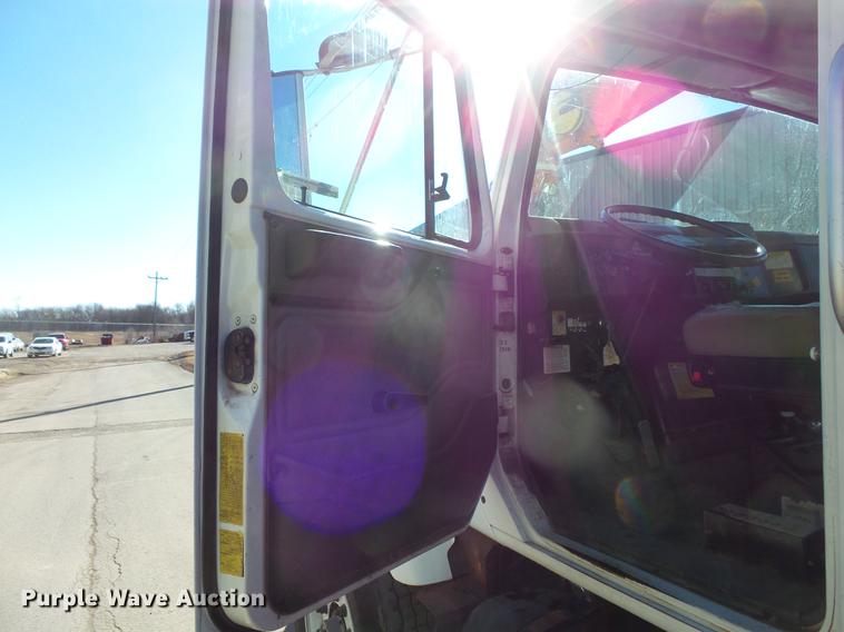 image for item DV9602 2001 International 2554 vacuum truck