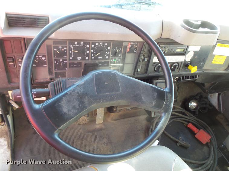 image for item DV9602 2001 International 2554 vacuum truck