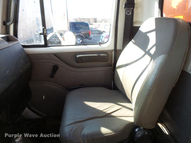 image for item DV9602 2001 International 2554 vacuum truck