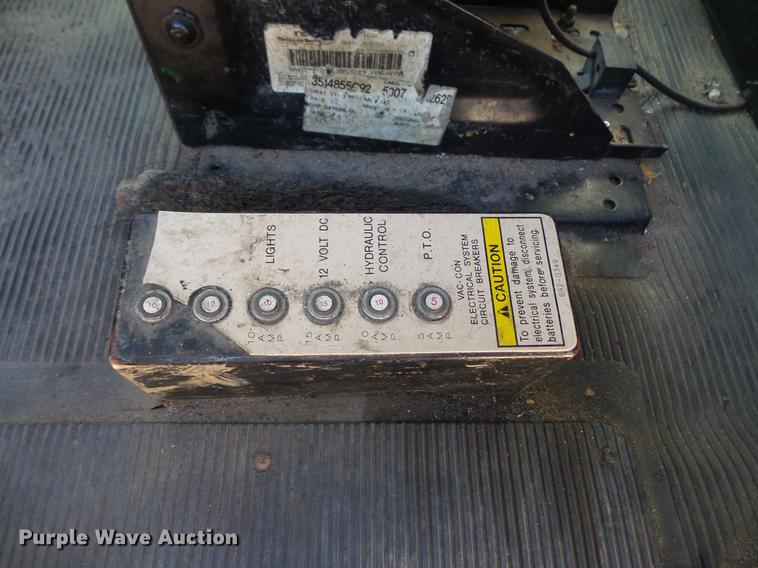 image for item DV9602 2001 International 2554 vacuum truck