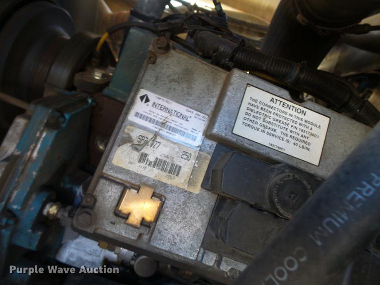 image for item DV9602 2001 International 2554 vacuum truck