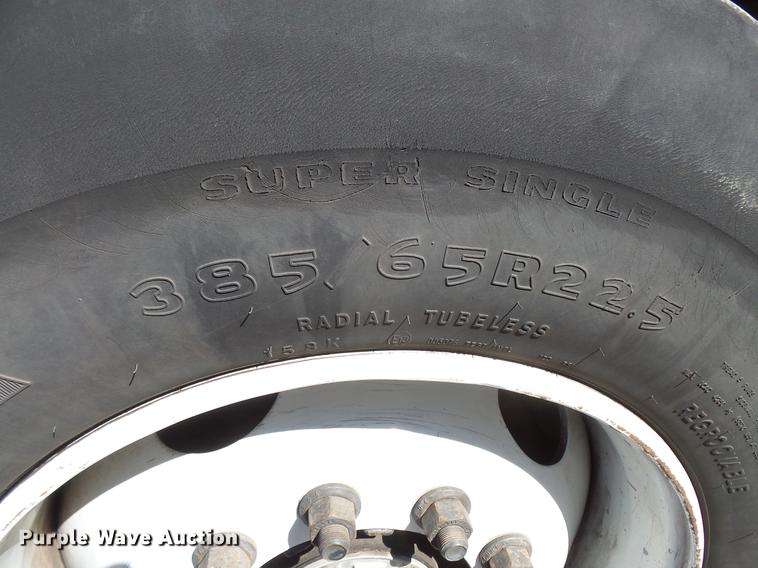 image for item DV9602 2001 International 2554 vacuum truck