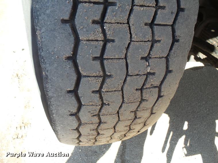 image for item DV9602 2001 International 2554 vacuum truck