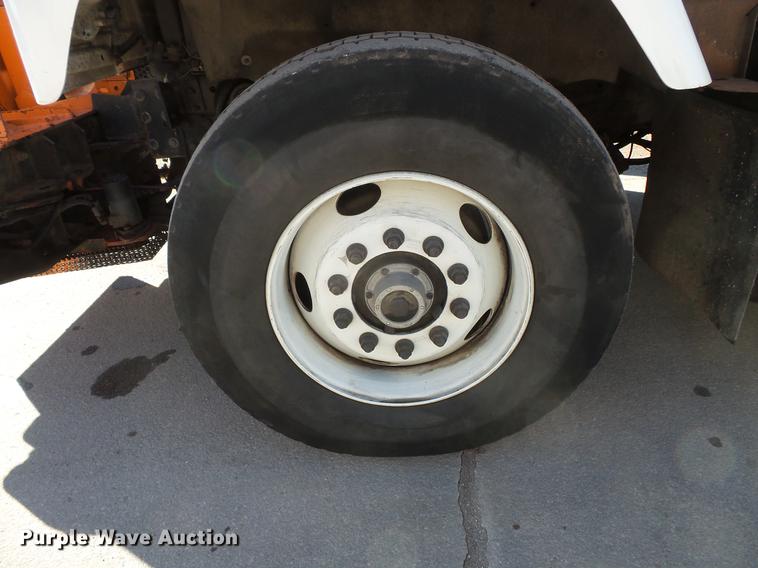 image for item DV9602 2001 International 2554 vacuum truck