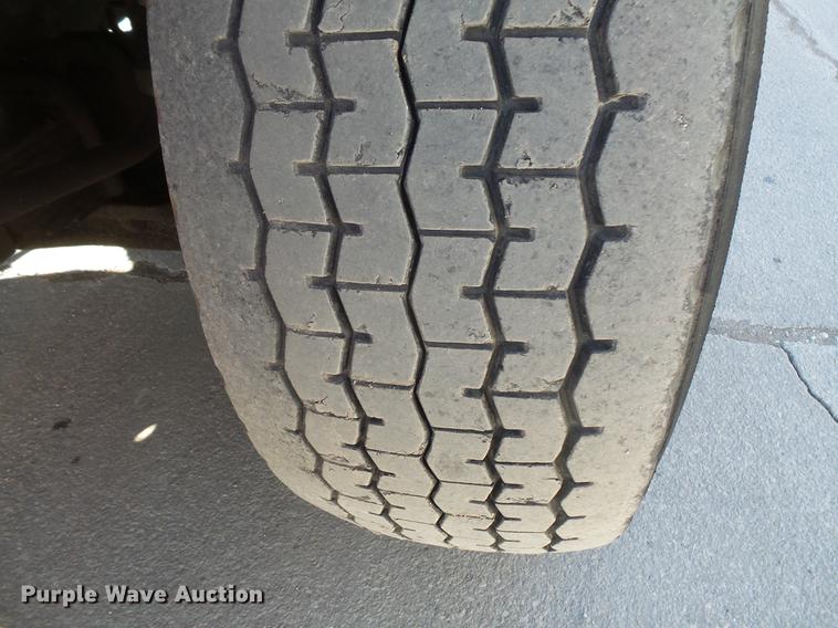 image for item DV9602 2001 International 2554 vacuum truck