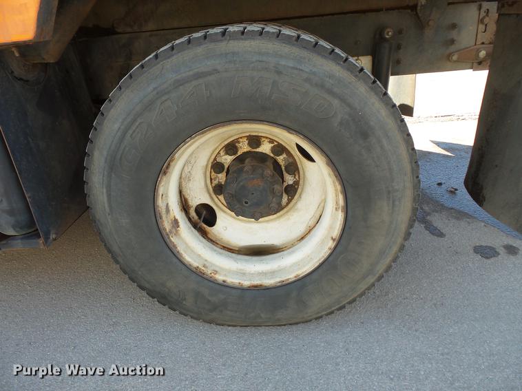 image for item DV9602 2001 International 2554 vacuum truck