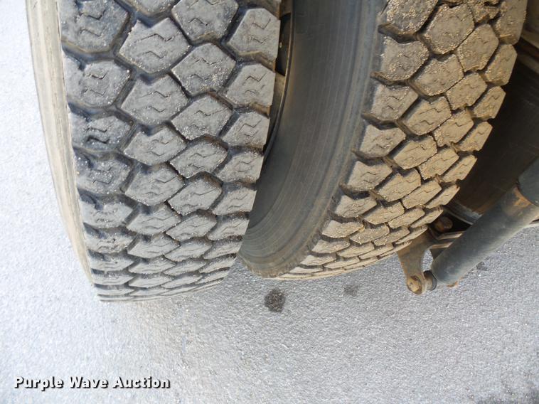 image for item DV9602 2001 International 2554 vacuum truck